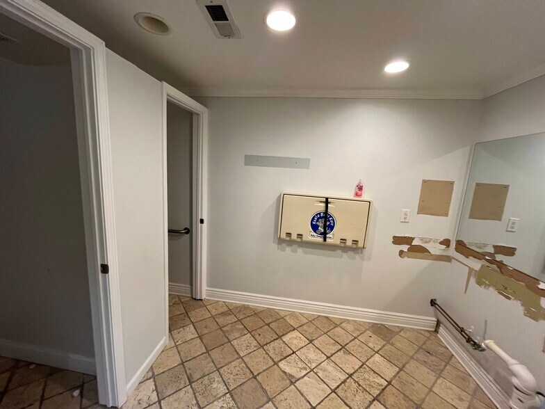 More Photos Of 7216 N Keystone Ave, Indianapolis Unknown For Lease