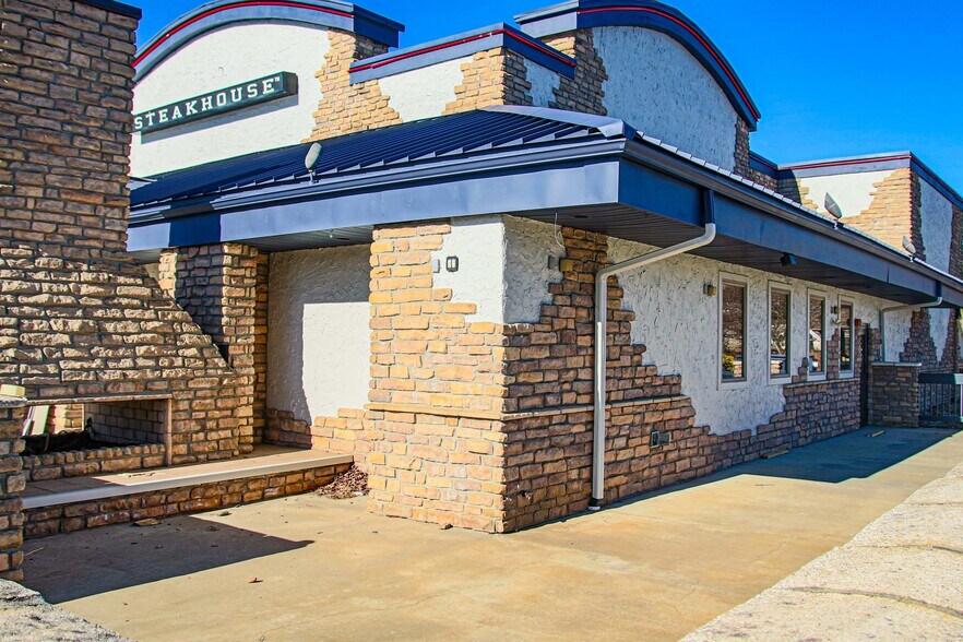 More Photos Of 341 Rockwood Rd, Arden Restaurant For Lease