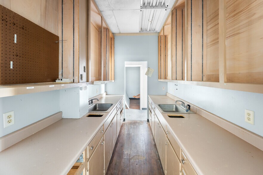 More Photos Of 1962 O'Neal Ln, Baton Rouge Freestanding For Sale