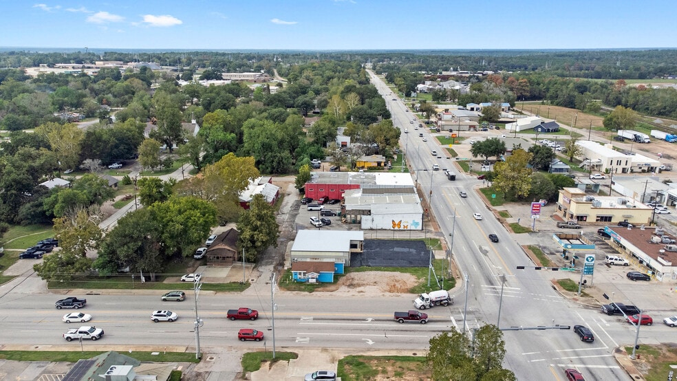 More Photos Of 107 N Danville St, Willis Showroom For Lease