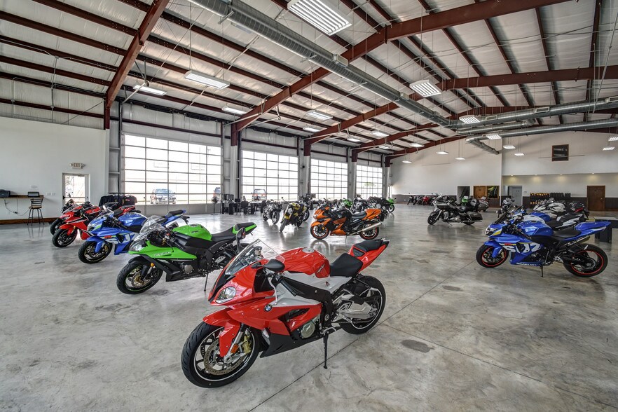 More Photos Of 14902 N Fwy Service Rd, Houston Freestanding For Lease