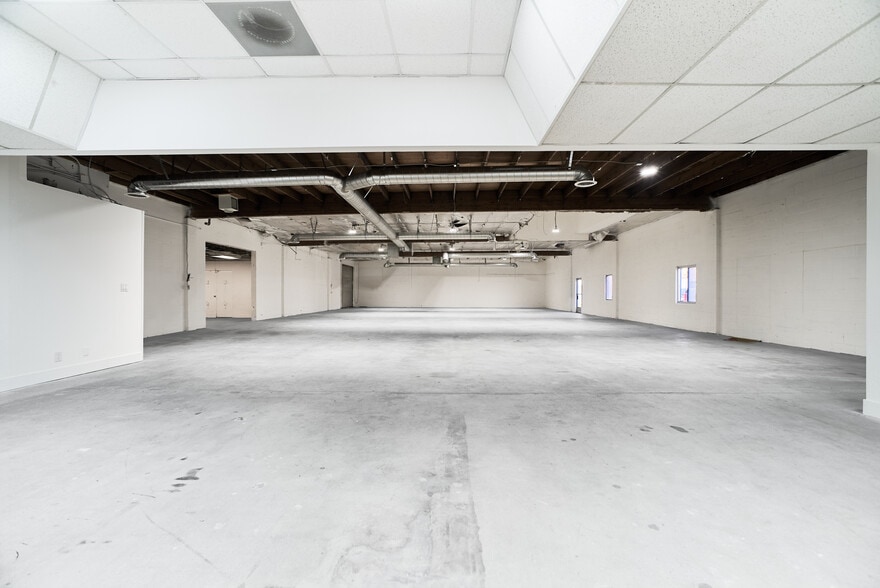 More Photos Of 15013-15019 Califa St, Van Nuys Manufacturing For Lease