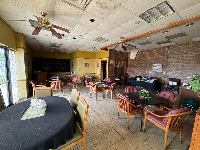 More Photos Of 802 US Highway 59, Queen City General Retail For Sale