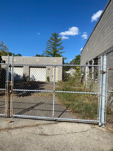 More Photos Of 1321 Forest Ave, Middletown Warehouse For Sale