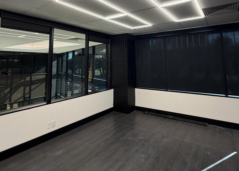 More Photos Of 17130 N Dallas Pky, Dallas Office For Sale