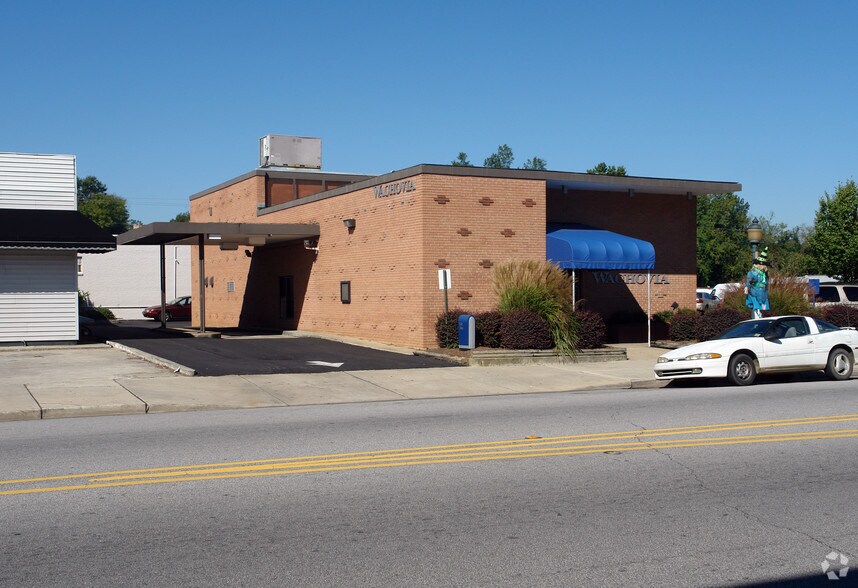 More Photos Of 507 N Main St, Marion Bank For Sale