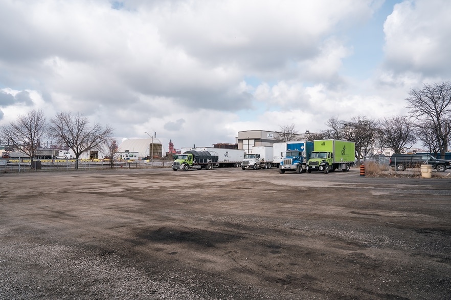 More Photos Of 200 Eastport Blvd, Hamilton Warehouse For Lease