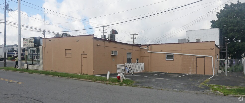 More Photos Of 451 Old Country Rd, Westbury Storefront For Lease