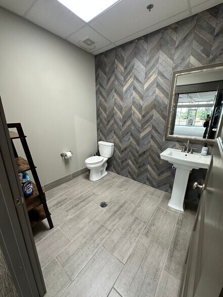 More Photos Of 1151 Oldham Pky, Lee's Summit General Retail For Lease