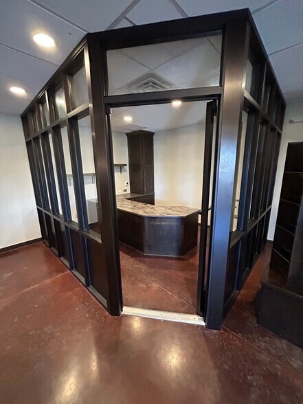 More Photos Of 8576 N Green Hills Rd, Kansas City Flex For Sale