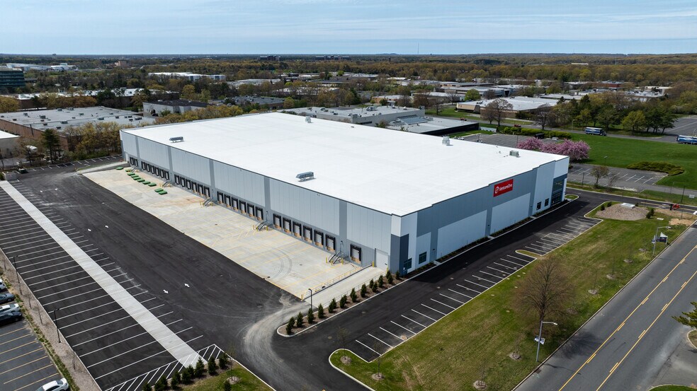 More Photos Of 49 Wireless Blvd, Hauppauge Distribution For Lease