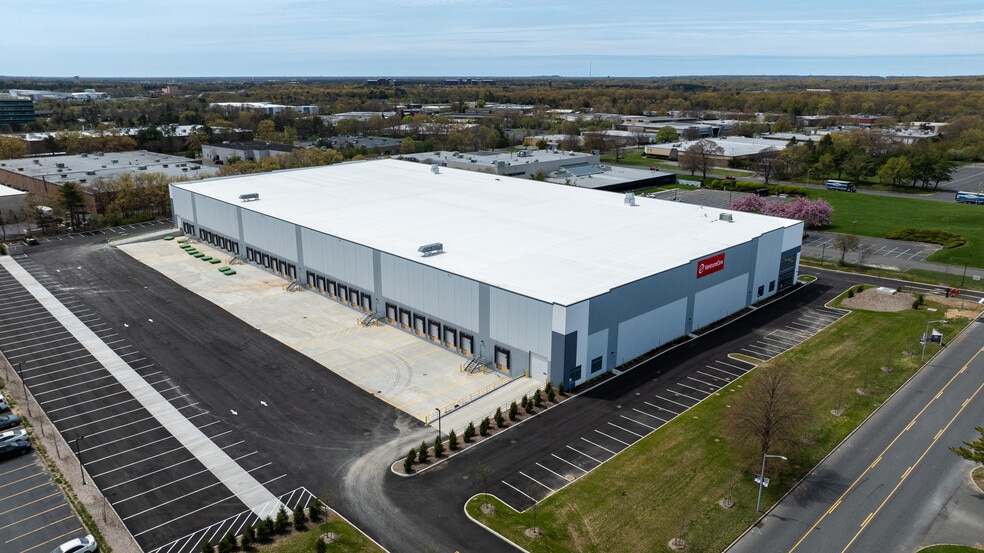 More Photos Of 49 Wireless Blvd, Hauppauge Distribution For Lease