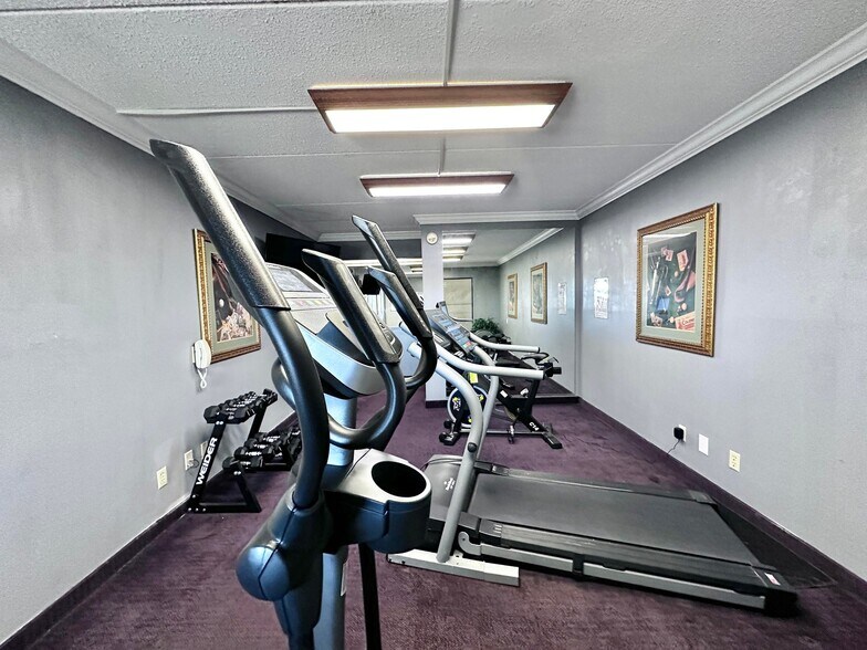 More Photos Of 2075 Highway 192 W, London Hotel For Sale
