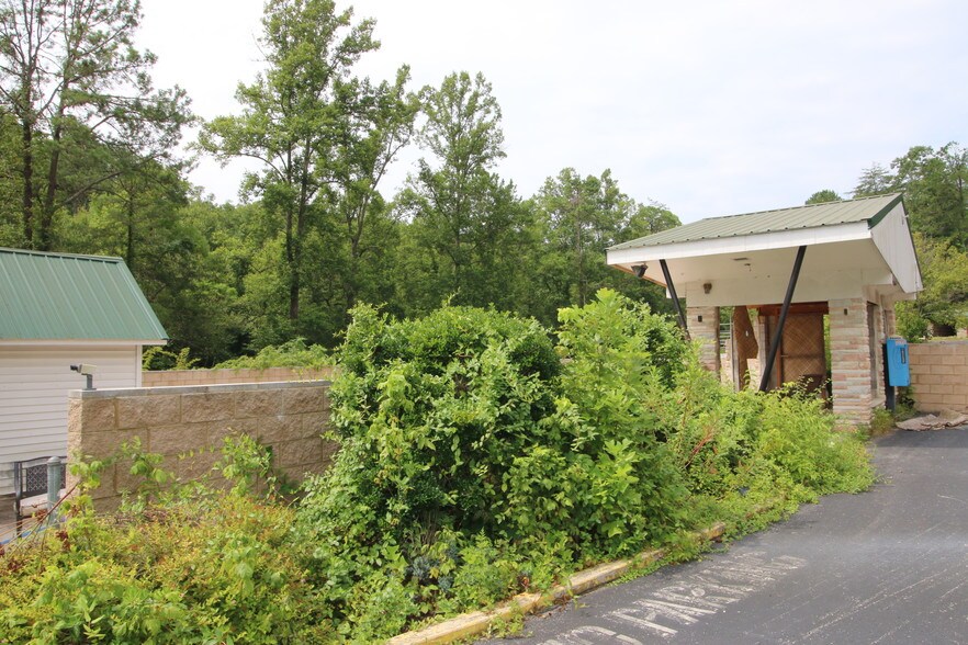 More Photos Of 11251 Highway 90, Parkers Lake Hotel For Sale