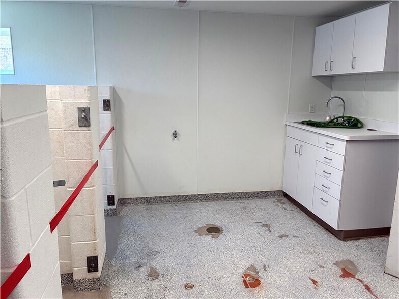 More Photos Of 1055 Denise Rd, Greece Veterinarian Kennel For Sale
