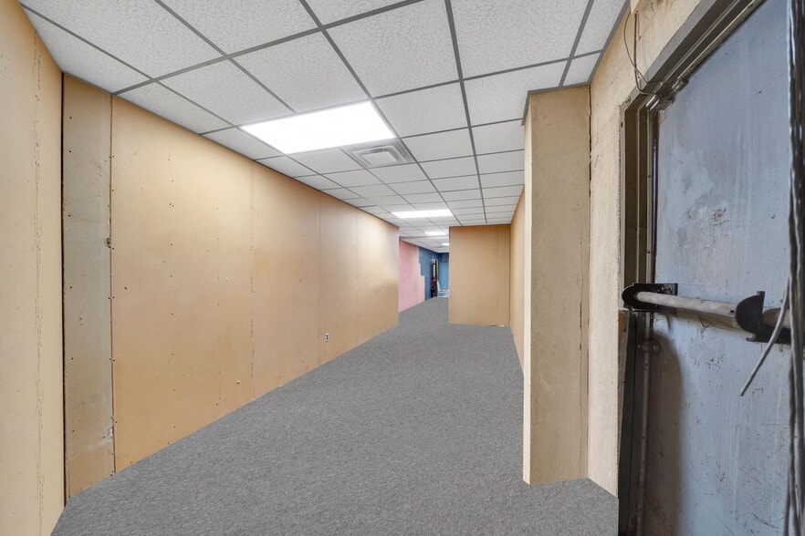 More Photos Of 150 W Sunrise Hwy, Lindenhurst General Retail For Lease