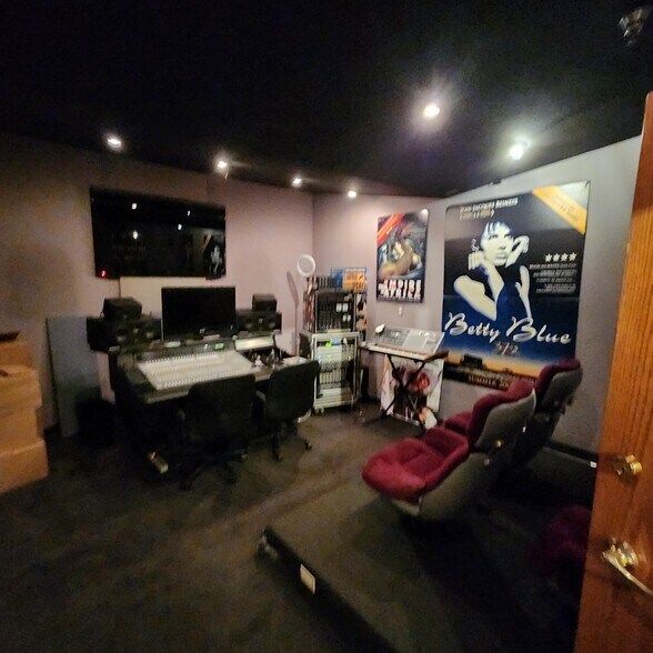 More Photos Of 120 S Victory Blvd, Burbank Loft Creative Space For Lease