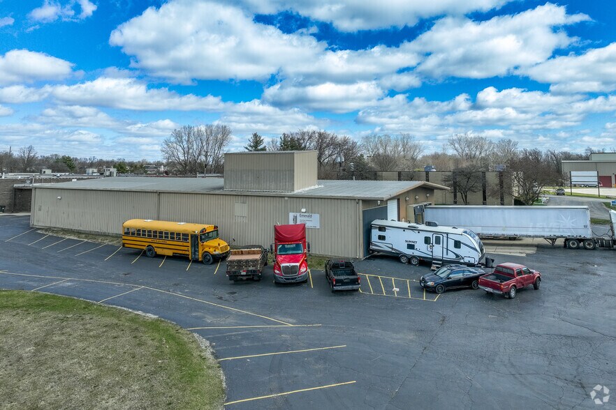 More Photos Of 6704 Pingree Rd, Crystal Lake Manufacturing For Lease