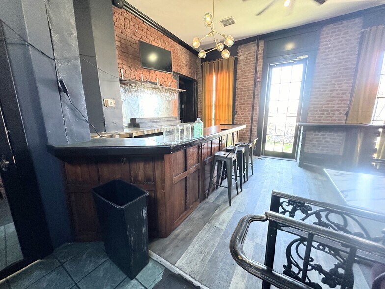 More Photos Of 1910 Magazine St, New Orleans Storefront Retail Residential For Lease