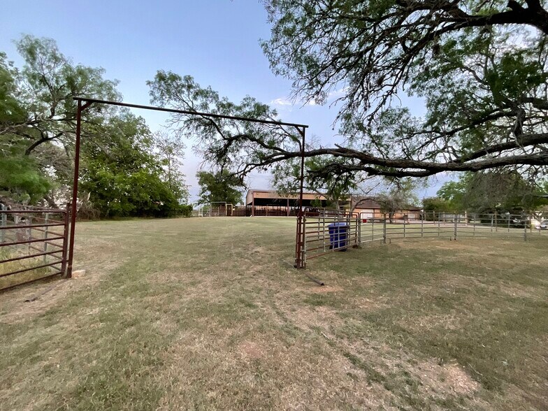 More Photos Of 1310 W Grand Ave, Yoakum Veterinarian Kennel For Sale