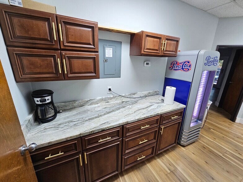 More Photos Of 2732 Capital NE, Tallahassee Medical For Sale