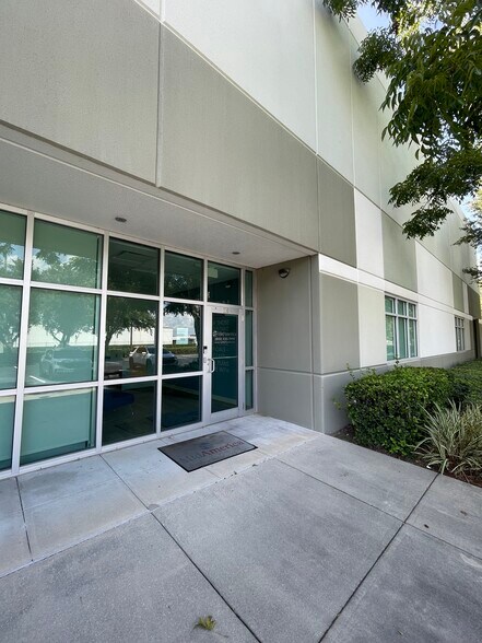 More Photos Of 2855 Interstate Dr, Lakeland Research And Development For Lease