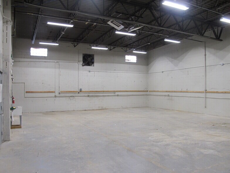 More Photos Of 1530 E Atlantic St, Springfield Service For Sale