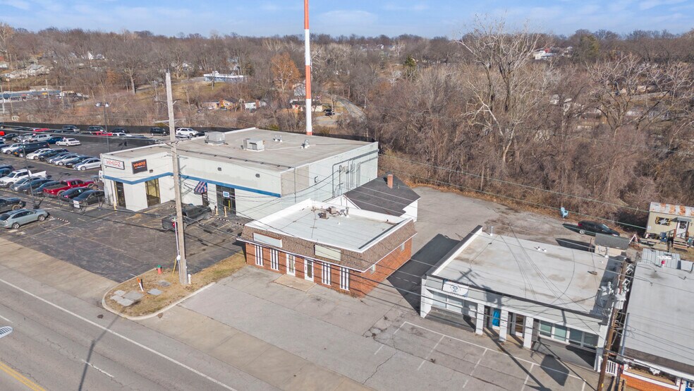 More Photos Of 3911 N Oak Tfwy, Kansas City Office For Sale