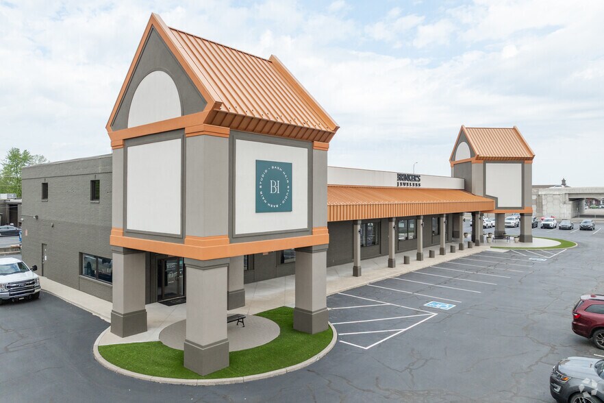 More Photos Of 111 S Green River Rd, Evansville Storefront For Lease