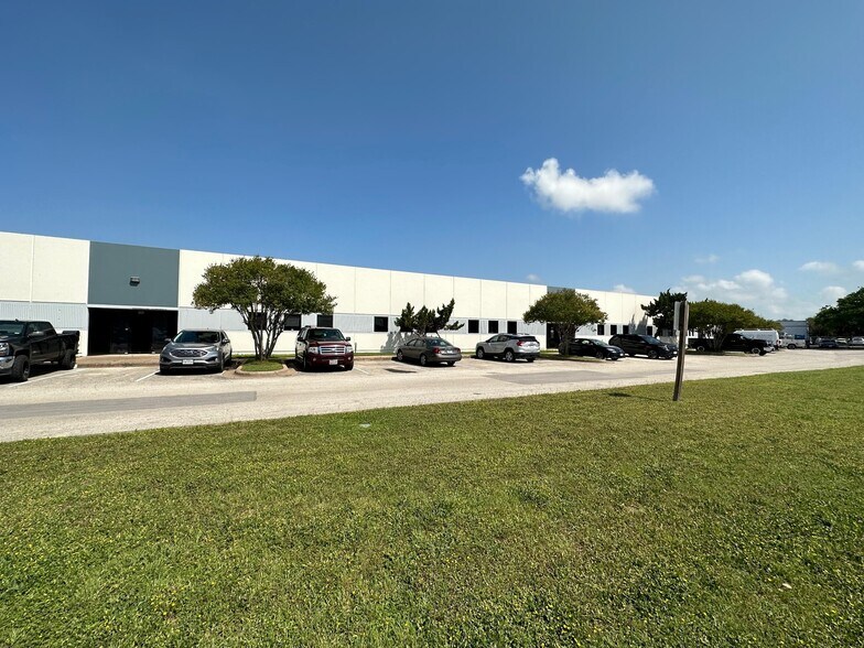 More Photos Of 1300 Smith Rd, Austin Warehouse For Lease
