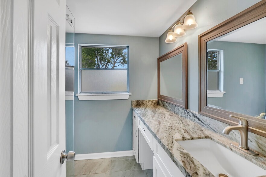 More Photos Of 5722 W 43rd St, Houston Specialty For Sale