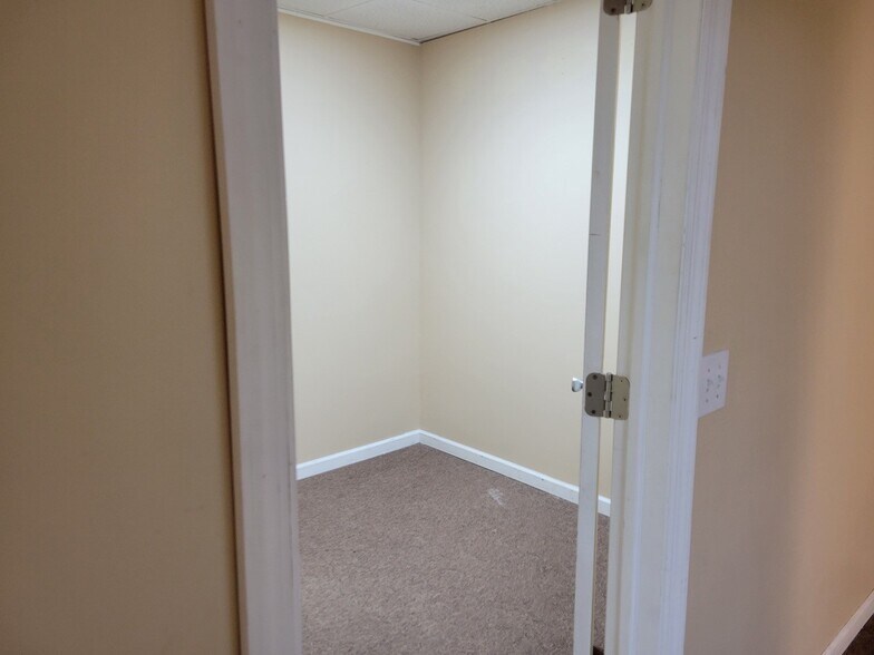 More Photos Of 304 Federal Rd, Brookfield Office For Sale