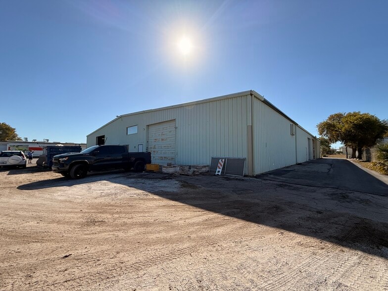 More Photos Of 2130 Andrea Ln, Fort Myers Warehouse For Lease