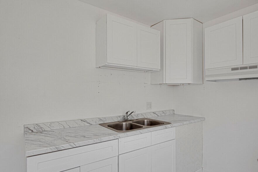 More Photos Of 2016 S Bedford St, Los Angeles Apartments For Sale