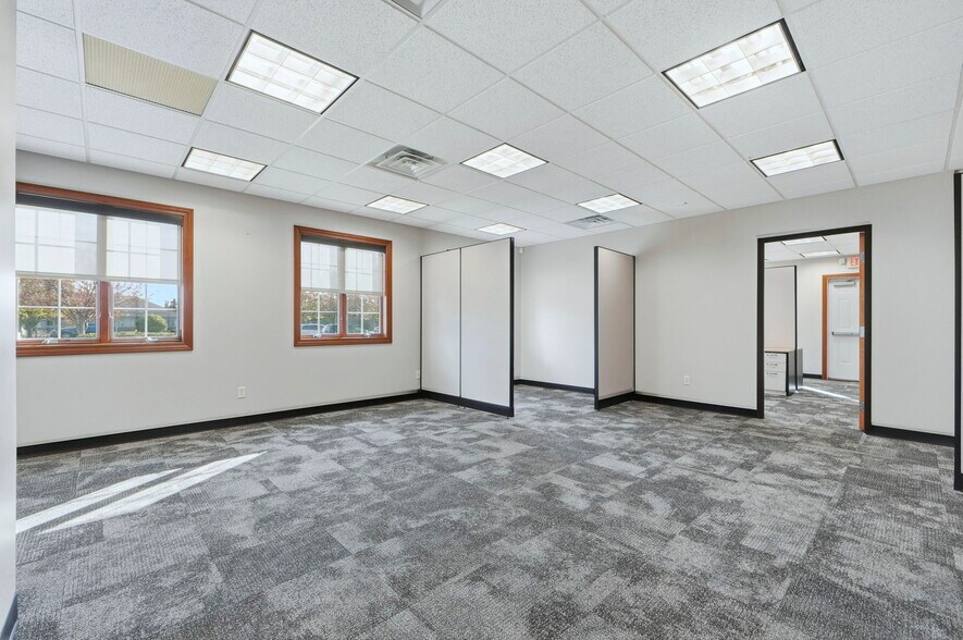 More Photos Of 2150 N Pointe Dr, Warsaw Office For Lease