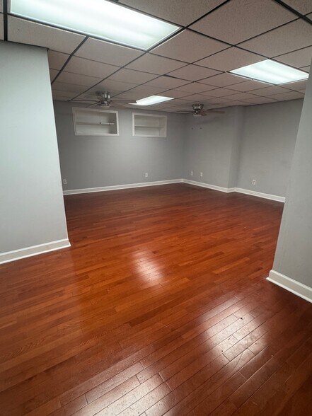 More Photos Of 137 Franklin St, Clarksville Flex For Lease
