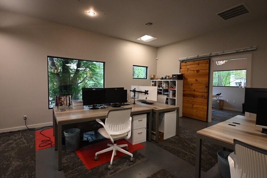 More Photos Of 612 Winflo Dr, Austin Office For Lease