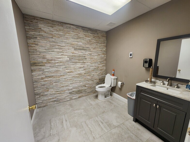 More Photos Of 159 Lichfield Blvd, Fredericksburg Medical For Lease