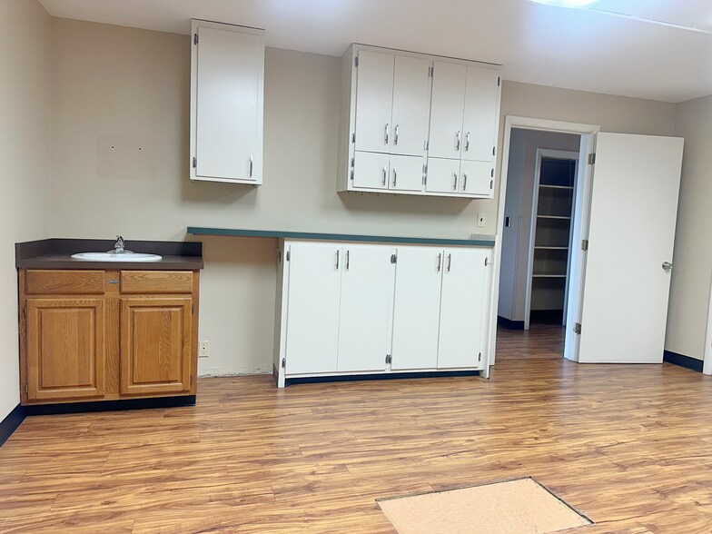 More Photos Of 2855 SE Kansas Pl, Topeka Veterinarian Kennel For Lease