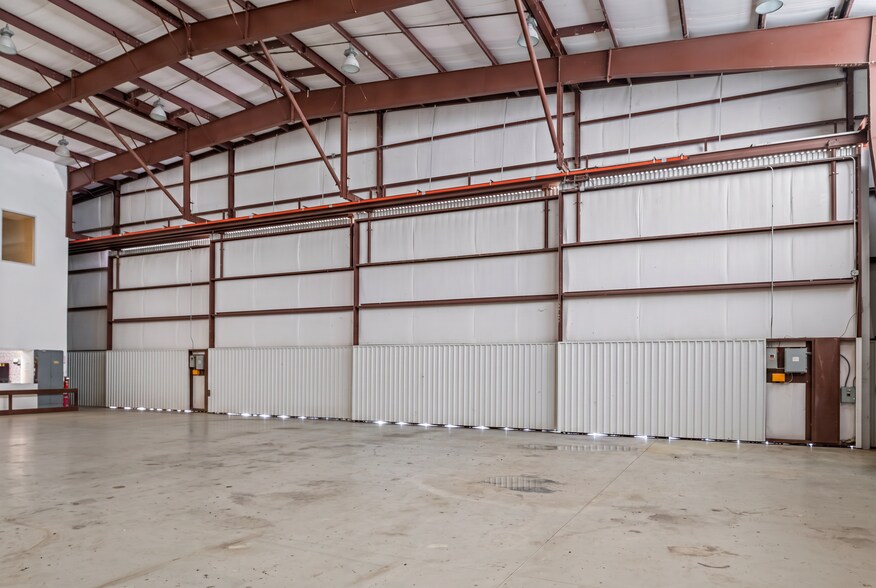 More Photos Of 18000 Groeschke Rd, Houston Airplane Hangar For Lease