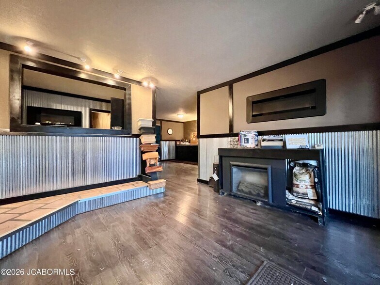 More Photos Of 1401 E Main St, Linn Flex For Sale