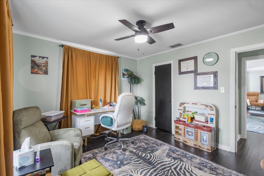 More Photos Of 501 N Main St, Lindale Office For Sale