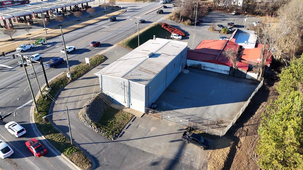 More Photos Of 2304 N Chester St, Gastonia Warehouse For Lease