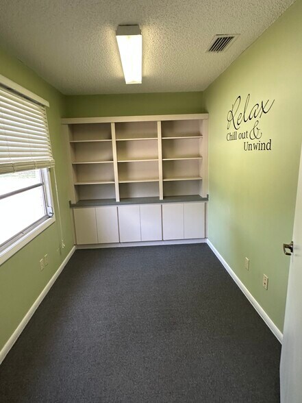 More Photos Of 402 W Highlands Blvd, Inverness Medical For Sale