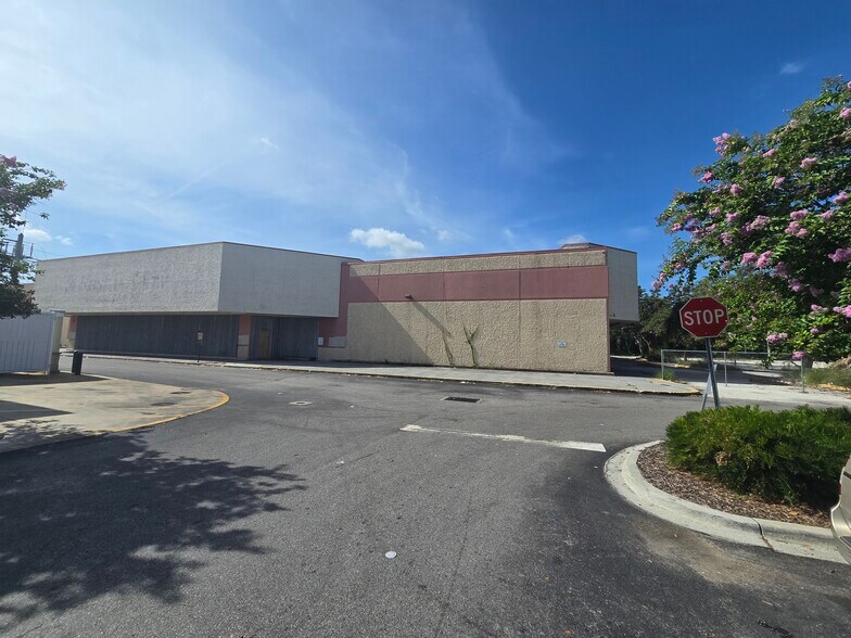 More Photos Of 4445 26th St W, Bradenton Supermarket For Lease