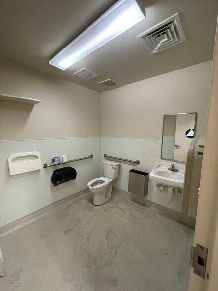 More Photos Of 317 Lake Blvd, Redding Freestanding For Lease