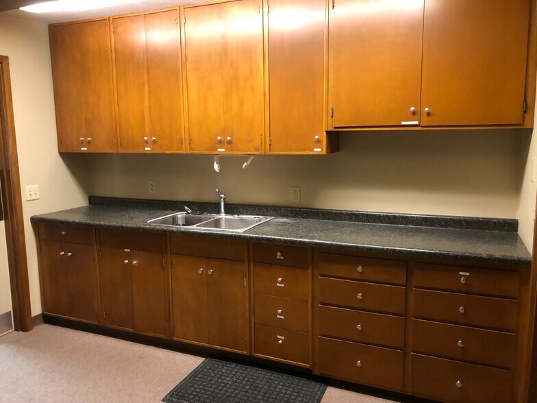 More Photos Of 1416 S Commercial St, Neenah Medical For Lease