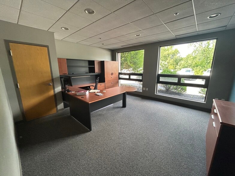 More Photos Of 290 Vanderbilt Ave, Norwood Research And Development For Lease