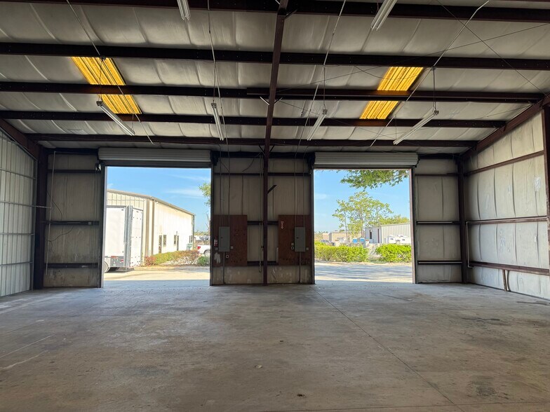 More Photos Of 110 Commercial Pl, Sebring Warehouse For Lease