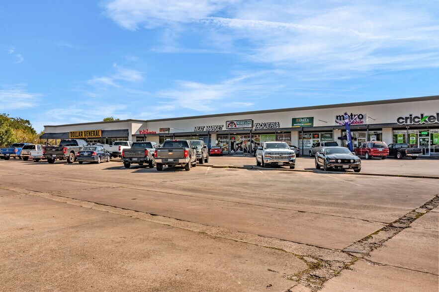 More Photos Of 2105-2107 Lone Tree, Victoria General Retail For Lease